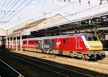 Electric Loco is in freightliner livery.